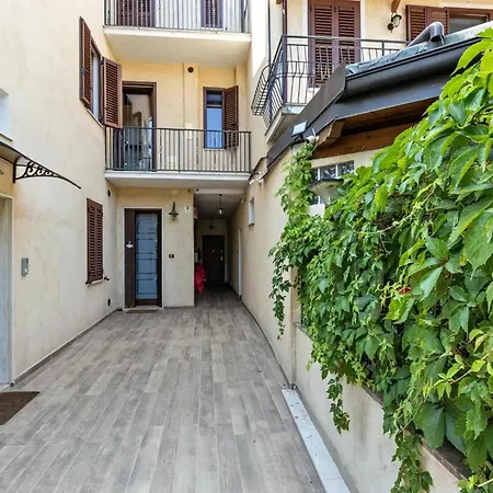 Charming In With Terrace דירה